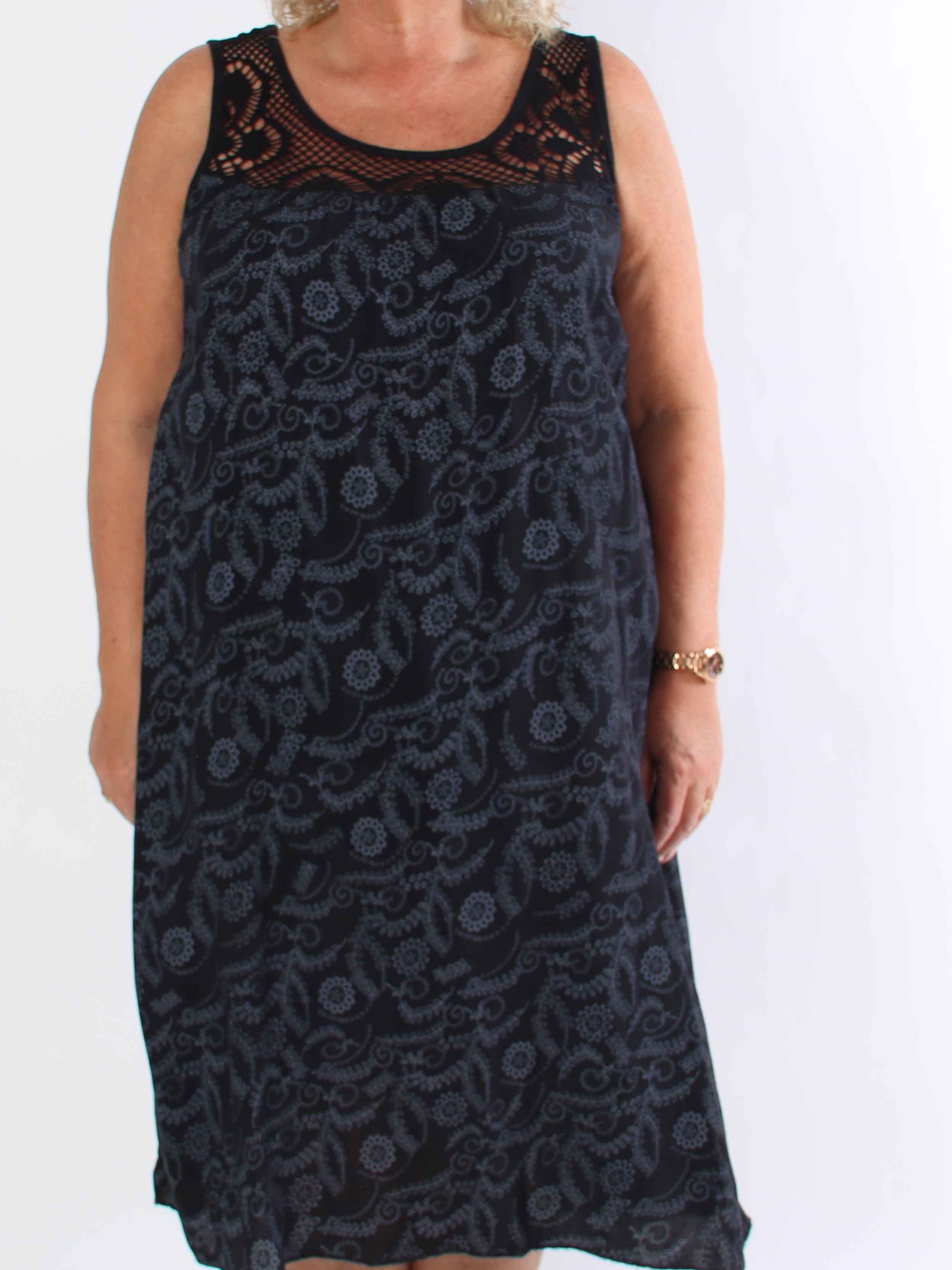 Florence - Plus size Klänning i viskos med mjuka hålmönstrade remmar